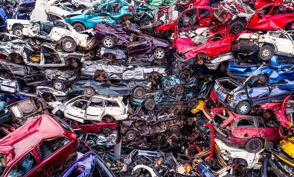 Scrapped cars stacked on a scrap yard. — Stock Photo, Image