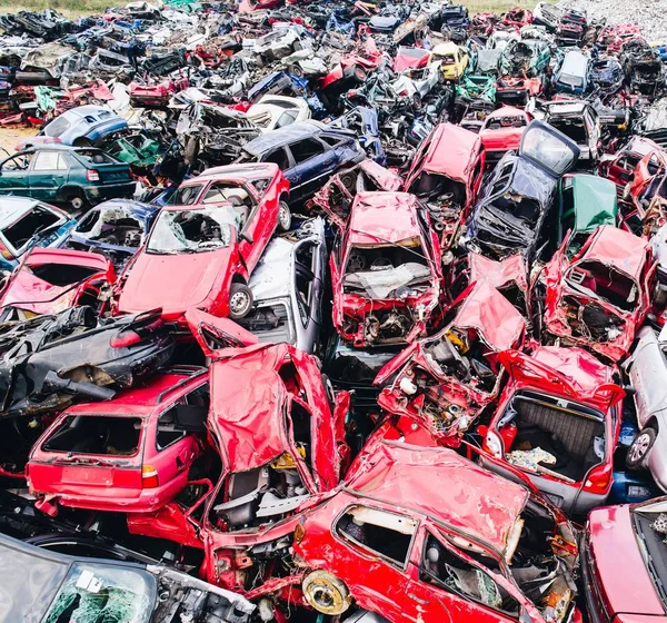 Scrapped cars stacked on a scrap yard. — Stock Photo, Image