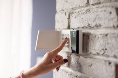 Kadın eve alarm PIN girme