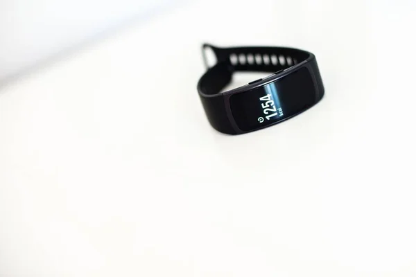 Fit band showing amount of burned calories — Stock Photo, Image