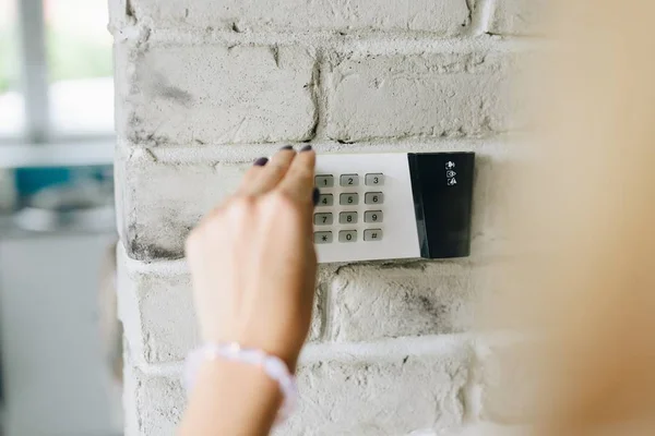 Vrouw pin invoeren op huis alarm — Stockfoto