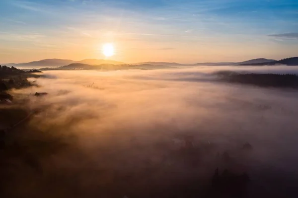 Красивый туманный закат в польских горах Силезский Бескид . — стоковое фото