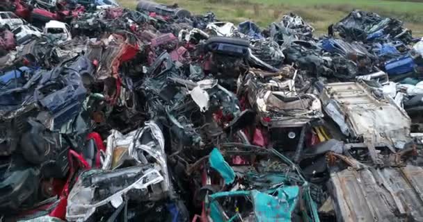 Aplastados coches viejos corroídos apilados en el desguace . — Vídeo de stock