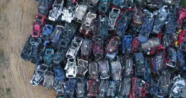 Ezilmiş aşınmış eski arabalar scrapyard içinde yığılmış. 