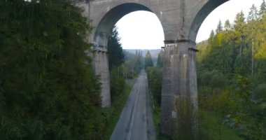 Drone uçuş demiryolu viyadük Wisla içinde altında.