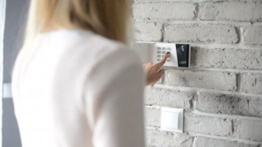 Kadın ev güvenlik alarm PIN girme