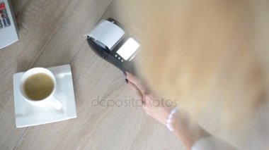 Kredi kartıyla ödeme yapan kadın.