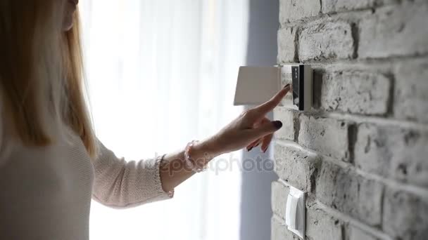 Femme entrant broche sur alarme de sécurité à la maison — Video