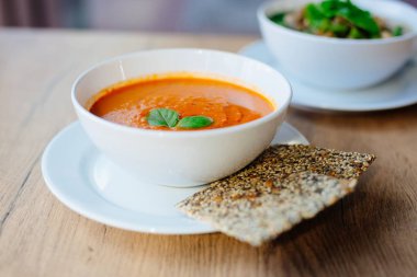 Fesleğen taze kremalı domates çorbası