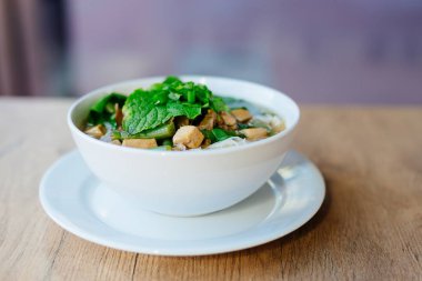 Taze Vietnamca pho çorbası