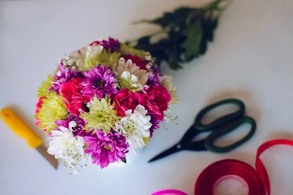 Hermoso ramo de coloridas margaritas gerberas —  Fotos de Stock