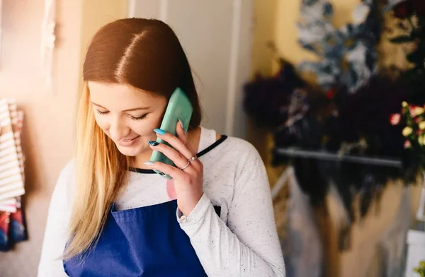 Florist woman taking order by the cellphone — Stock Photo, Image