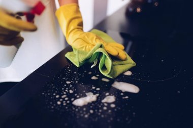 Kadın temizlik mutfak indüksiyon Ocak