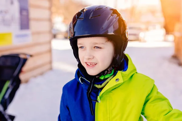 Jongen in helm voorbereiden skiën — Stockfoto