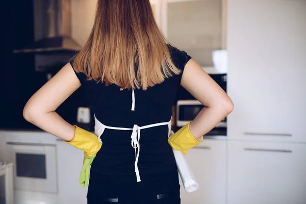 Empregada doméstica na cozinha — Fotografia de Stock