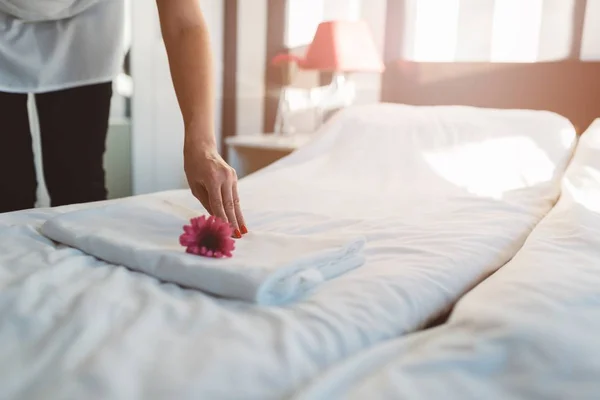 Hotel empregada fazendo uma cama — Fotografia de Stock