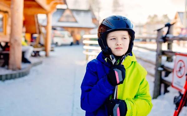 八岁的小男孩在头盔上的滑雪坡，. — 图库照片