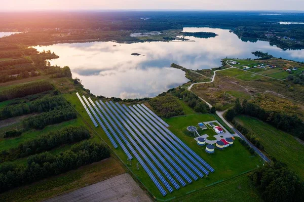 Vista aérea de drones en paneles solares — Foto de Stock