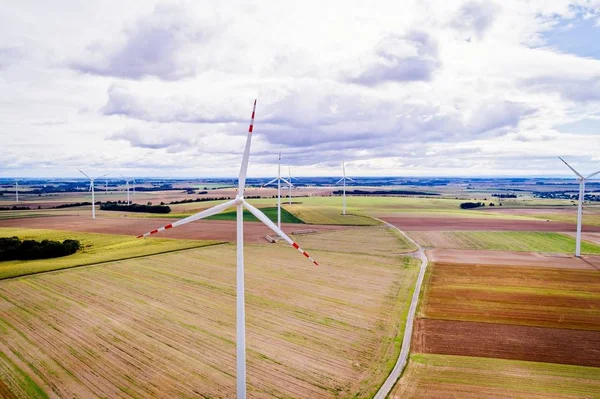 Vista aérea do drone no gerador de eletricidade eólica — Fotografia de Stock