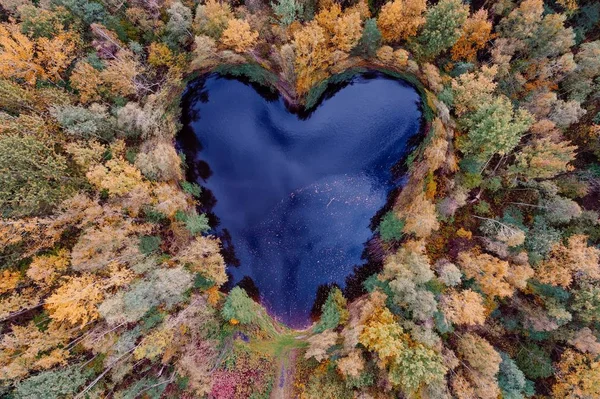 Αεροφωτογραφία της λίμνης σχήματος καρδιάς — Φωτογραφία Αρχείου