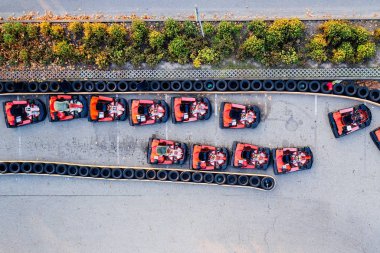 Go-kart parça yarış üzerinde hava dron görünümü