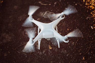 Beyaz dron quadcopter başlangıç