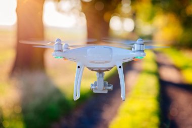 Beyaz dron quadcopter kamera ile ben