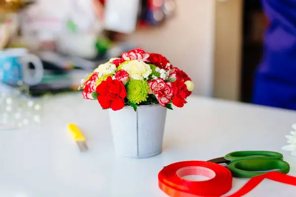 Red carnations and gerbera daisies — Stock Photo, Image