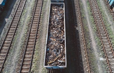 Tren vagonu hurda metal ile dolu. Metal geri dönüşüm