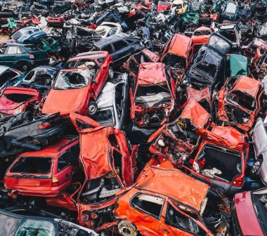 Araba scrapyard eski paslı aşınmış arabalar.