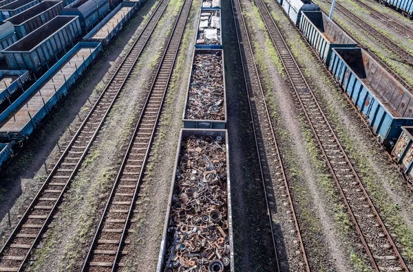 Chariot rempli de ferraille. Recyclage des métaux — Photo