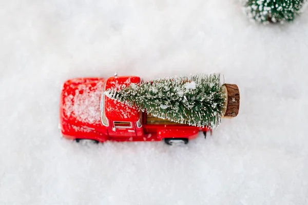 Camionnette jouet rouge portant un sapin de Noël — Photo