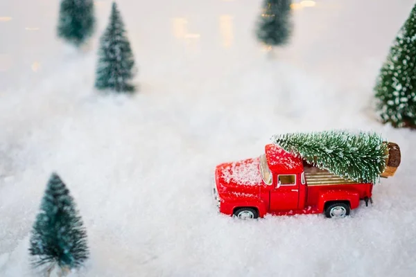Giocattolo rosso pick-up auto che trasporta albero di Natale — Foto Stock