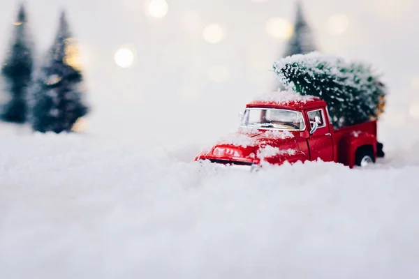 Giocattolo pick-up auto che trasporta albero di Natale — Foto Stock