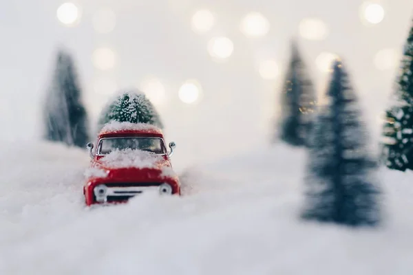 Camioneta de juguete con árbol de Navidad — Foto de Stock