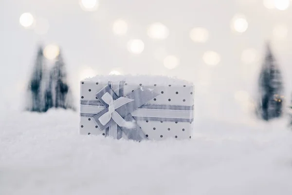 Caja de regalo de Navidad en la nieve . — Foto de Stock