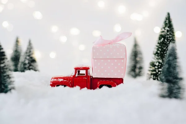 Camioneta de juguete coche que lleva regalo de Navidad — Foto de Stock