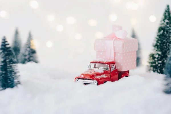 Zabawka samochód pickup, niosąc świąteczny prezent — Zdjęcie stockowe