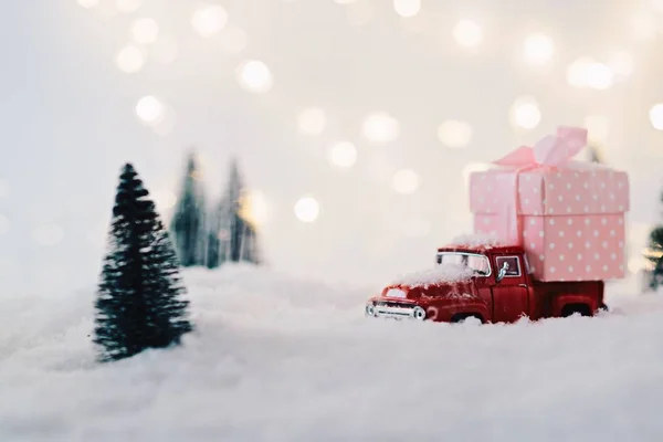 Camioneta de juguete coche que lleva regalo de Navidad — Foto de Stock