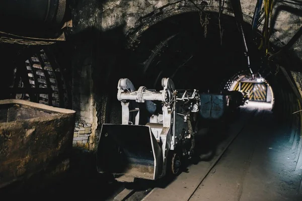 Carro di trasporto in miniera di carbone sotterranea — Foto Stock