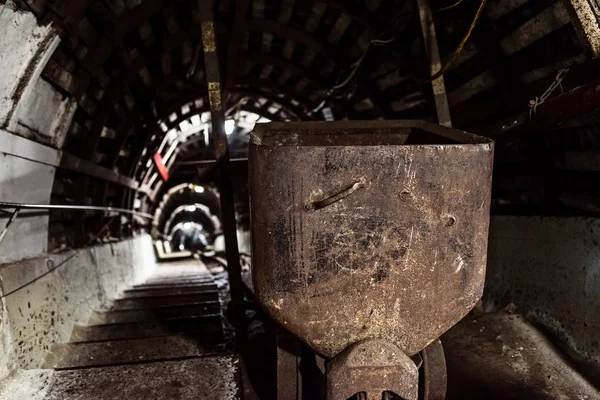 Carro di trasporto in miniera di carbone sotterranea — Foto Stock