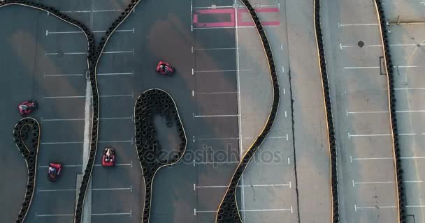 Vista aérea de aviones no tripulados de karts go racing — Vídeos de Stock
