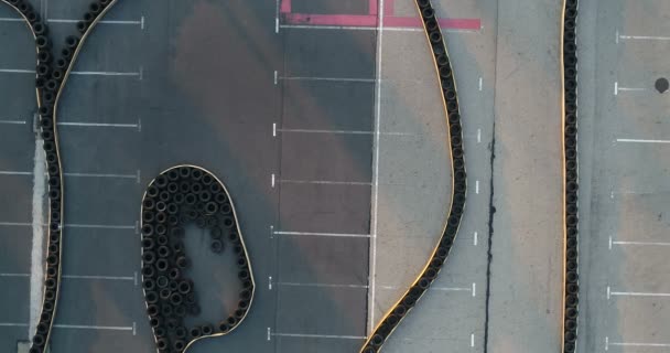 Vue aérienne des drones de go karts racing — Video