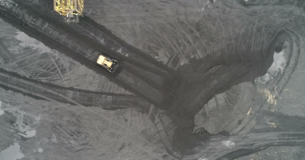 Excavadora que trabaja en mina de carbón negro — Vídeos de Stock