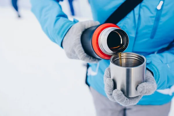 Vrouw giet hete thee of koffie uit metalen Thermoskan — Stockfoto