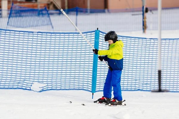 Petit enfant remontant la piste de ski en remontée mécanique . — Photo