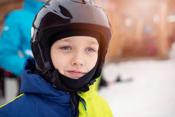 滑雪头盔小男孩 — 图库照片
