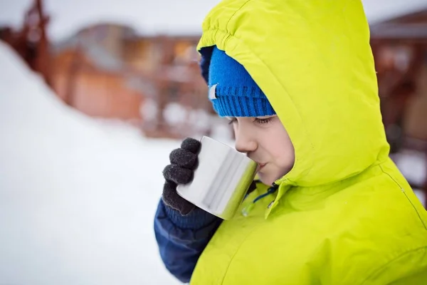 뜨거운 음료를 마시는 어린 소년 — 스톡 사진