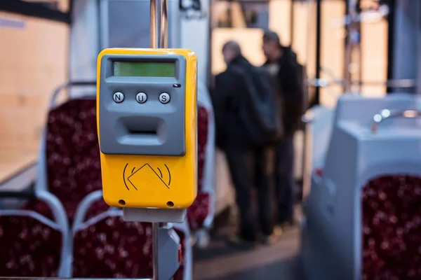 Validador de ingressos no ônibus urbano moderno . — Fotografia de Stock