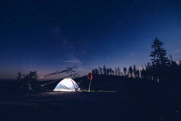 Uomo turistico di notte campo in montagna . — Foto Stock